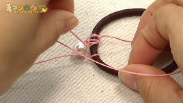 糸にビーズを通して編む | ヘアゴムに糸を巻き付ける方法